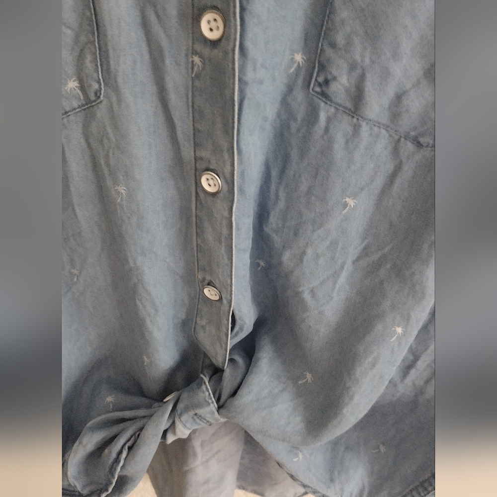 JACHS Girlfriend Blue Denim Button-Up Shirt - Picture 2 of 6